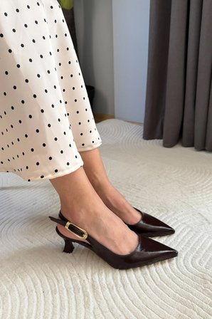 Kadın Flow Kahve Rugan Sivri Burunlu Kısa 5 cm Topuklu Rahat Şık Arkası Acık Stiletto Ayakkabı