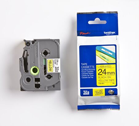 BROTHER P-TOUCH TZE-651 TZE-TAPE 24 MM SARI ÜZERİNE SİYAH LAMİNASYONLU ETİKET