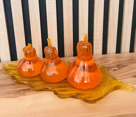 MYK Hediye ve Sanat Atölyesi Üçlü Armut ve Tabak Seti Özel Tasarım Onikx Şeffaf Görünümlü Polyester Turuncu Dekoratif Biblo Sunumluk 30x10 cm