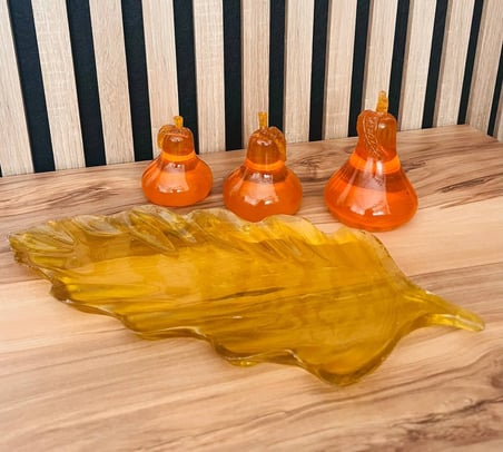 MYK Hediye ve Sanat Atölyesi Üçlü Armut ve Tabak Seti Özel Tasarım Onikx Şeffaf Görünümlü Polyester Turuncu Dekoratif Biblo Sunumluk 30x10 cm
