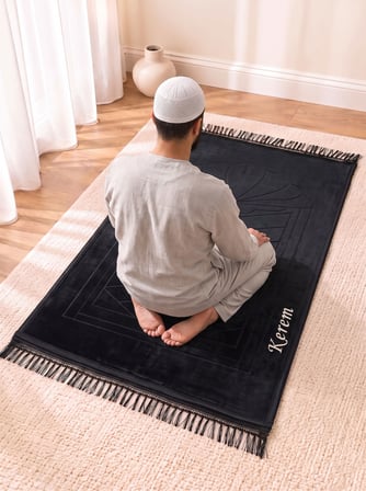 İsme Özel Nakışlı Hediyelik Yumuşak Kadife Dokulu Mihrap Desenli Peluş Seccade Siyah