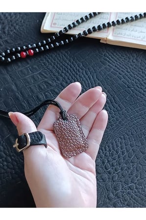 Küçük Dörtgen Cevşen Dualı Kolye Muska Hakiki Deri El Yapımı XS Baloncuk desenli
