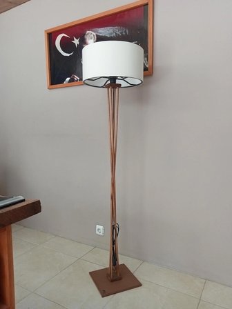 KREM BAŞLIK-KOYU MEŞE AHŞAP AYAKLI LAMBADER-KÖŞE AYDINLATMA-ANAHTAR KABLOLU