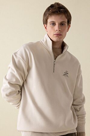 Comfort Fit Dik Yaka Baskılı Sweatshirt