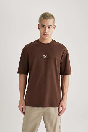 DeFacto %100 Pamuk Vikings Valhalla Comfort Regular Fit Rahat Kalıp Bisiklet Yaka Sırt Baskılı Kısa Kollu Tişört B5533AX24SPBN497