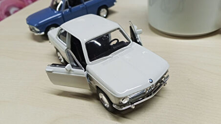 Oyuncak Metal Model Araba 1/36 Çek Bırak BMW 2002 Ti Beyaz