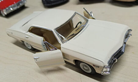 Kinsmart Oyuncak Metal Model Araba 1/36 Çek Bırak 1967 Krem Chevrolet İmpala 