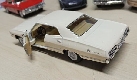 Kinsmart Oyuncak Metal Model Araba 1/36 Çek Bırak 1967 Krem Chevrolet İmpala 