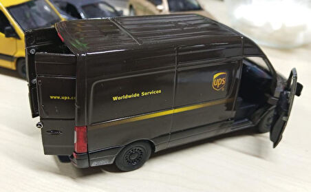 Kinsmart Oyuncak Metal Model Araba 1/36 Çek Bırak Mercedes Benz UPS Kargo Aracı