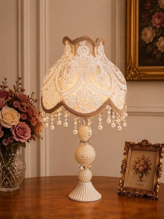 Koyu Gold Fransız Dantel Kaplı Ekru Renk İşlemeli Başlık İncili Beyaz Ayaklı Klasik Abajur 50x25cm