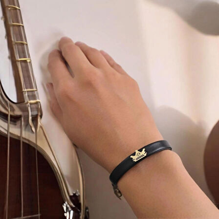 D Harfine Özel Taç Motifli 14 Ayar Altın Plakalı Hakiki Siyah Derili Hediye Bileklik-503harf