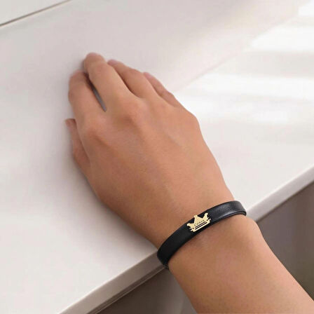 Cansu İsmine Özel Hakiki Siyah Derili Taç Motifli 14 Ayar Altın Plakalı Hediye Bileklik-503isim