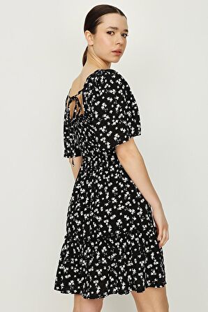 Kadın Çiçek Desenli Beşgen Yaka Sırt Detaylı Elbise