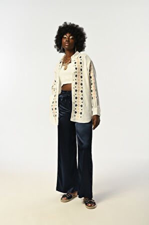 KADIN RENKLİ NAKIŞ İŞLEMELİ EKRU RENK GÖMLEK