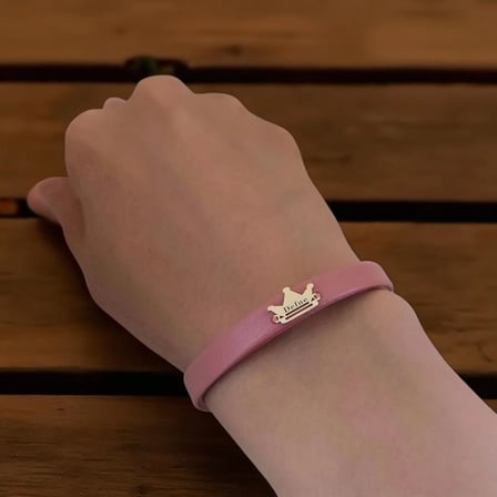 14 Ayar Altın Plakalı Defne İsmine Özel Doğal Koyu Pembe Derili Taç Motifli Hediye Bileklik-515