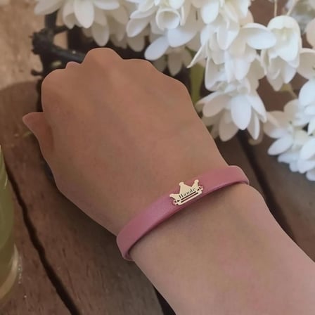 14 Ayar Altın Plakalı Hande İsmine Özel Taç Motifli Doğal Koyu Pembe Derili Hediye Bileklik-515