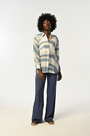 KADIN DESENLİ YANDAN BAĞLAMA DETAYLI GÖMLEK