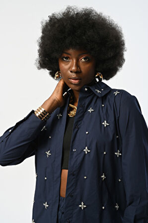 KADIN ÖNÜ TAŞ İŞLEMELİ LACİ RENK GÖMLEK