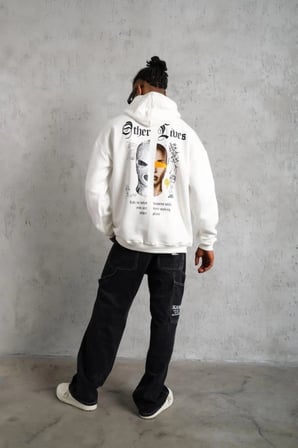 Oversize Üç İplik Şardonlu Kapüşonlu Sweatshirt – Beyaz “Other Lives” Ön Ve Arka Baskılı, Kanguru Cepli, Ribanalı Rahat Kışlık Model Beyaz