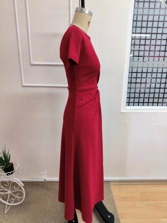 Kadın Kısa Kollu Yuvarlak Yakalı Beli Büzgülü Toka Detaylı Midi Janjan Krep Elbise