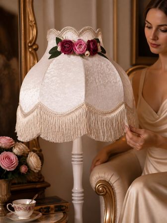 Beyaz Kadife Çiçek Dekorlu Başlık Ahşap Doğal Beyaz Ayaklı Klasik Model Lambader 175x40cm