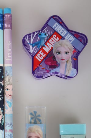 x Dekomus Lisanslı Elsa Frozen 8 Adet Silgili Kurşun Kalem,Yıldız Kalemtraş,Ruj Silgi ve Silgi Seti