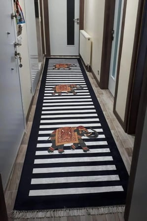 Yolluk Halı – Kaymaz Tabanlı, Yıkanabilir, Yumuşak Dokulu, Şık ve Dayanıklı Tasarım (filli