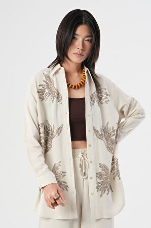 KADIN NATUR RENK ÖNÜ YAPRAK ŞEKLİNDE BONCUK İŞLEMELİ OVERSİZE GÖMLEK