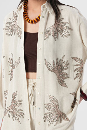 KADIN NATUR RENK ÖNÜ YAPRAK ŞEKLİNDE BONCUK İŞLEMELİ OVERSİZE GÖMLEK