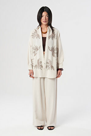 KADIN NATUR RENK ÖNÜ YAPRAK ŞEKLİNDE BONCUK İŞLEMELİ OVERSİZE GÖMLEK