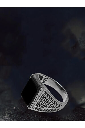 Erkek Gümüş Yüzük - Siyah Oniks Taşlı Yanları Grek Desen İşlemeli Erkek Yüzük