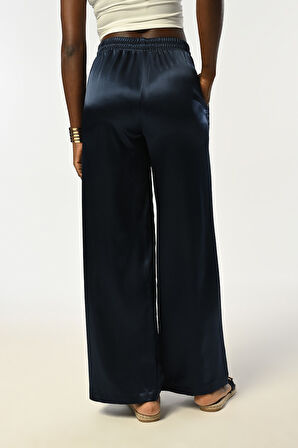 KADIN BELİ LASTİKLİ BOL PAÇA LACİVERT RENK DÜZ SATEN PANTOLON