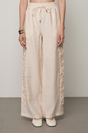 Kadın Şerit Gül Ve Taş Detaylı Düz Renk Beli Lastikli Bol Paça Pantolon