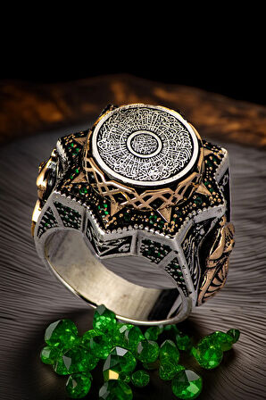 Erkek İnşirah Suresi İşlemeli Yeşil Zirkon Taşlı Babil Temalı 925 Ayar Gümüş Yüzük