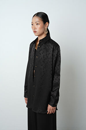 Kadın Siyah Desenli Parlak Kumaş Oversize Kesim Gömlek