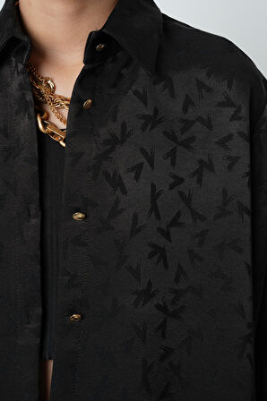 Kadın Siyah Desenli Parlak Kumaş Oversize Kesim Gömlek