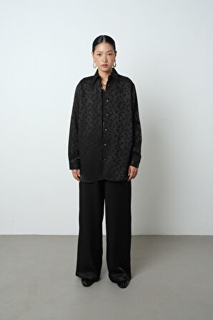 Kadın Siyah Desenli Parlak Kumaş Oversize Kesim Gömlek