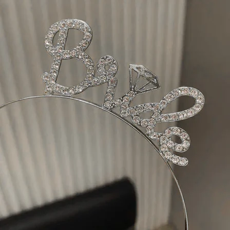 Gümüş Renkli Taşlı “Bride” Gelin Tacı – El Yazısı Yazı Tipiyle (5264)