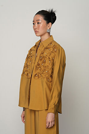 KADIN ÖNÜ GÜL İŞLEMELİ DÜZ RENK GÖMLEK