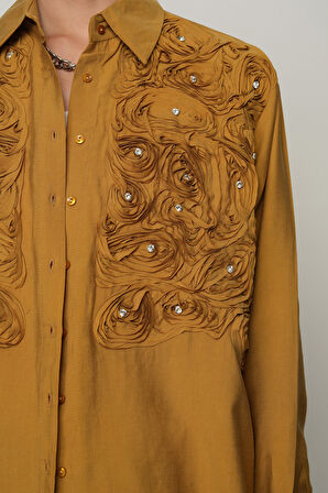 KADIN ÖNÜ GÜL İŞLEMELİ DÜZ RENK GÖMLEK