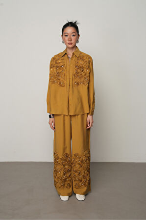 KADIN ÖNÜ GÜL İŞLEMELİ DÜZ RENK GÖMLEK