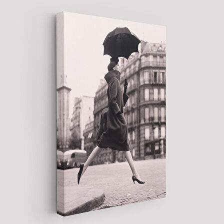 Carmen Sokakta Bir Su Birikintisinin Üzerinden Şemsiyeyle Atlıyor Kanvas Tablo-5286