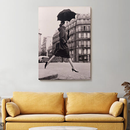 Carmen Sokakta Bir Su Birikintisinin Üzerinden Şemsiyeyle Atlıyor Kanvas Tablo-5286