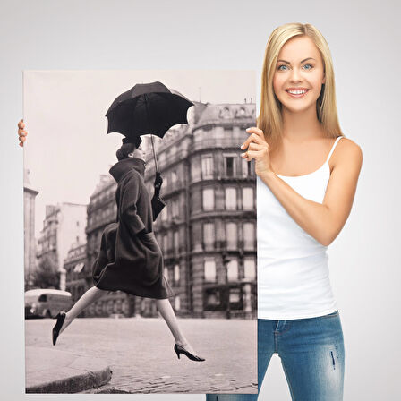 Carmen Sokakta Bir Su Birikintisinin Üzerinden Şemsiyeyle Atlıyor Kanvas Tablo-5286