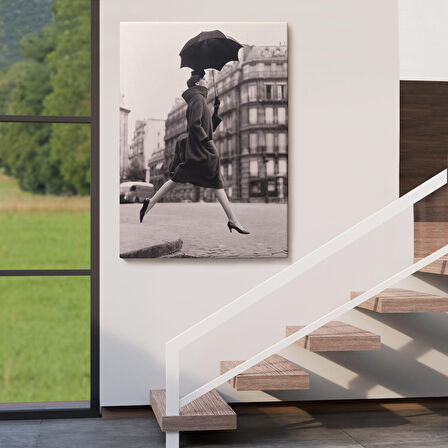 Carmen Sokakta Bir Su Birikintisinin Üzerinden Şemsiyeyle Atlıyor Kanvas Tablo-5286