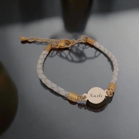 14 Ayar Altın Plakalı Nazlı İsmine Özel Doğal Beyaz Derili Oval Motifli Hediye Bileklik-529