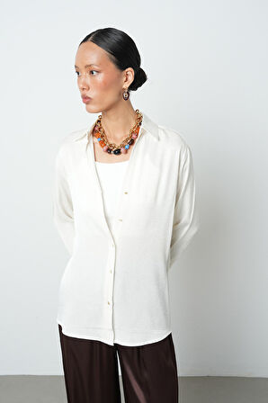 Kadın V Yaka Ekru Renk Altın Düğmeli Gömlek