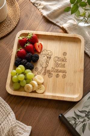Fly Life Çilek Gibi Kızsın 20x20 cm Doğal Bambu Meyve Sunum Tabağı
