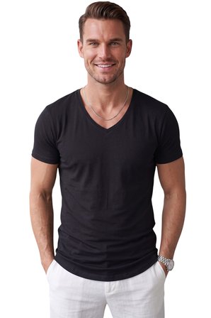 DeepSEA Siyah Erkek Slim Fit Derin V Yaka Basic Tişört %90 Pamuk Likralı Asimetrik Kesim 2602265