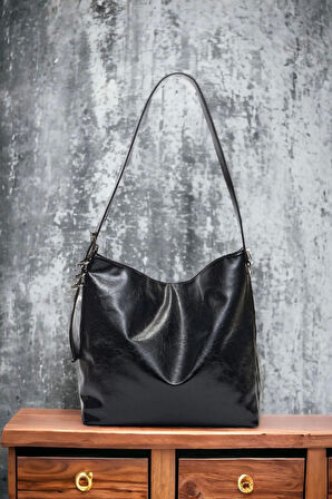 Shine Siyah Yan Metal Detaylı Kırışık Desen Shopper Omuz Çantası